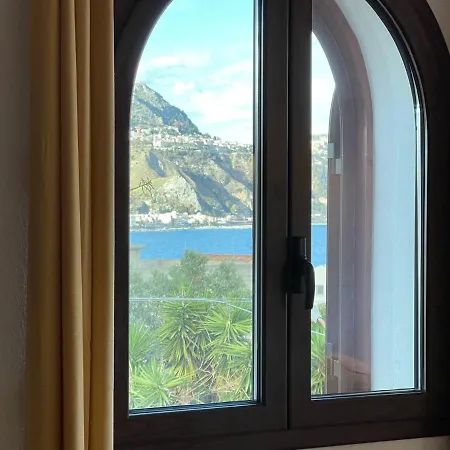 John Sea Giardini-Naxos